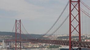 Acidente com oito viaturas condiciona Ponte 25 de Abril e provoca longas filas de trânsito 