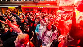 Fãs do PSV celebram o tricampeonato nas ruas de Eindhoven