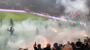 Tensão: ultras do Dynamo Dresden atravessam relvado para confrontar claque do Hertha Berlim