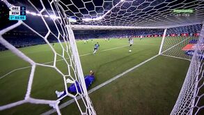 Escandaloso: avançado brasileiro desperdiça oportunidade mais flagrante... do que um penálti