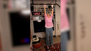 Mulher de 90 anos bate recorde de força e resistência 