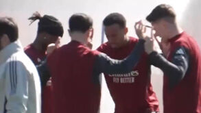 Equilíbrio com bolas e... canetas: imagens do treino do Arsenal antes do jogo com o Sporting dão que falar