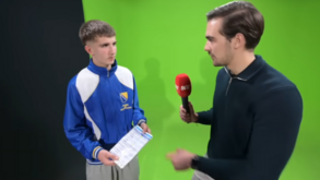 Afan Cizmic em entrevista à Face TV com a famosa cábula na mão