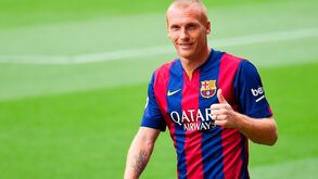 Jérémy Mathieu recorda saída do Barcelona e possível ida para o Marselha.
