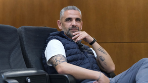 Rui Borges atento a ouvir a conferência de imprensa de Maxi Araújo de antevisão ao Sporting-Arsenal