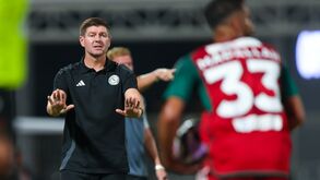 Gerrard, ex-treinador do Al-Ettifaq, gesticula durante jogo na Arábia Saudita