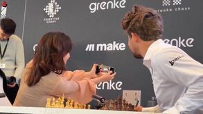 Xadrez: Magnus Carlsen aceitou tirar selfie com rival e depois... denunciou-a aos juízes