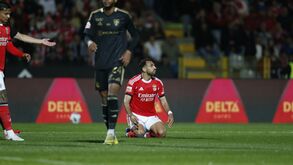 Jogador do Benfica desanimado durante o jogo contra o Casa Pia