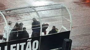 De olhos postos no tablet: Prestianni e Sudakov levantaram-se do banco para ver lance polémico do Casa Pia-Benfica