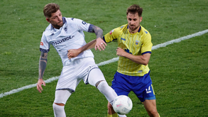 Xeka (Estoril) disputa a bola com Barbero (Arouca)