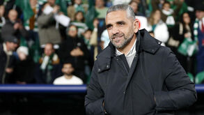 Ausência de peso no meio e defesa na máxima força: o onze provável do Sporting para o jogo com o Arsenal