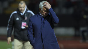 José Mourinho reage junto ao banco de suplentes do Benfica