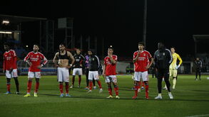 A desilusão dos jogadores do Benfica após a derrota com o Casa Pia