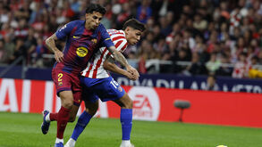 Hansi Flick elogia trabalho de João Cancelo no empréstimo ao Barcelona