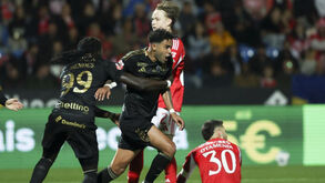 Rafael Brito corre para festejar golo marcado ao Benfica 