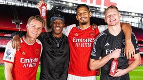 KSI junta-se a jogadores do Arsenal para promover bebida Prime