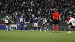 Jogadores de Sporting e Arsenal disputam lance