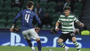 Maxi Araújo em ação contra o Arsenal