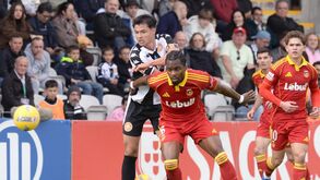 Nelson Abbey disputa a bola com Chuchu Ramírez