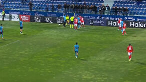 Vizela-Benfica B: Daniel Banjaqui ouviu insultos das bancadas, reagiu e instalou-se a confusão