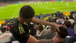 Nunca visto: adepto do Real Madrid corta cabelo durante o jogo com o Bayern Munique... nas bancadas do Bernabeu