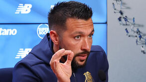 Francesco Farioli em mais uma conferência de imprensa