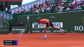 Medvedev de cabeça perdida: foi arrasado em Monte Carlo, destruiu raquete e público brindou-o com... olés