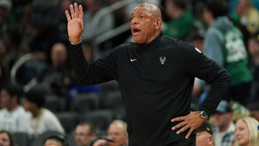 Doc Rivers orienta jogo de basquetebol da NBA