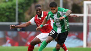 Niakaté com Cucho Hernández durante o Sp. Braga-Betis