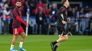 Aquecimento de jogadores do Liverpool no Parque dos Príncipes, antes do jogo com o PSG