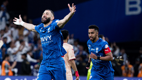 Benzema festeja golo pelo Al Hilal frente ao Al Kholood