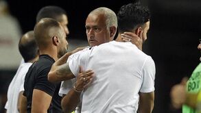 José Mourinho e Amorim abraçam-se