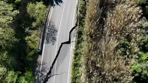 Imagens aéreas mostram deslizamento de terras que rachou autoestrada e atingiu zona residencial em Itália 