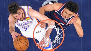 Chet Holmgren (à esquerda) anotou 30 pontos e 14 ressaltos