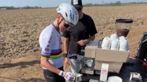 Há alguma coisa que ele não faça bem? Pogacar mostra jeito para a... 'Latte art'