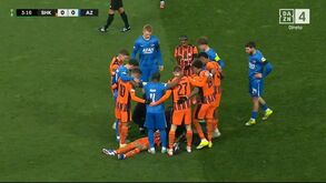 Isaque, do Shakhtar Donetsk, sofre lesão grave durante o jogo com o AZ Alkmaar