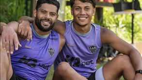 Hulk treina com o filho no Atlético Mineiro 