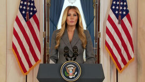 «Nunca estive envolvida»: Melania Trump critica 'mentiras' que a ligam a Epstein