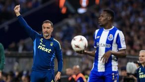 Vítor Pereira a dar indicações durante o FC Porto-Nottingham
