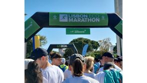 Maratona de Lisboa com participantes junto à linha de partida
