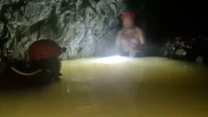 O momento em que mineiro é encontrado vivo após estar preso em mina inundada no México durante duas semanas