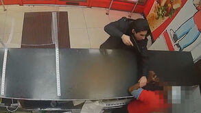 «Vou matar-te»: jovem pega em arma falsa e ameaça funcionário de restaurante por causa de erro com os molhos 