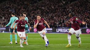 Futebolistas do West Ham celebram durante jogo com o Wolverhampton