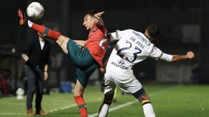 Jogo Famalicão-Moreirense: jogadores disputam a bola na 2.ª parte do encontro