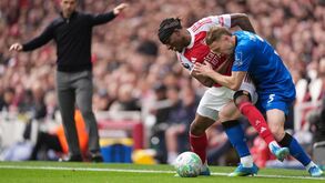 Madueke (Arsenal) disputa bola com Adrien Truffert (Bournemouth)