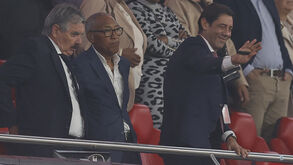 Rui Costa na tribuna da Luz com Toni e Shéu