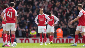 Jogadores do Arsenal cabisbaixos após derrota caseira com o Bournemouth