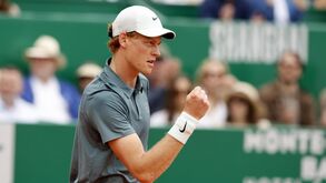 Jannik Sinner triunfa em Monte Carlo