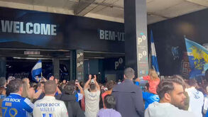 Centenas de adeptos na partida do FC Porto para Lisboa com pedidos de campeão