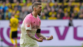 Andrich a festejar golo